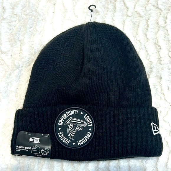New Era Black Atlanta Falcons 2022 Inspire Change Cuffed Knit Hat lined Mens - Picture 1 of 5